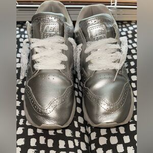 Silver/metallic New Balance 520’s sz 6.5